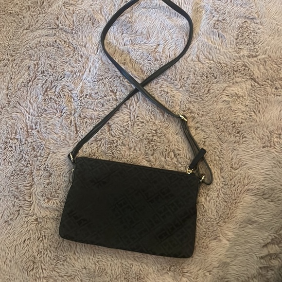 Tommy Hilfiger black purse adjustable crossbody bag 7” x 11” gold metal 3 pocket - Picture 3 of 9